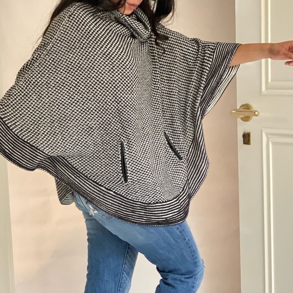 Turtleneck poncho - Picture 2 of 6